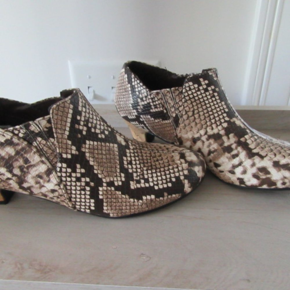 Angel Steps Ankle High Faux Snakeskin Boots. Ladies, Size 7.5.
